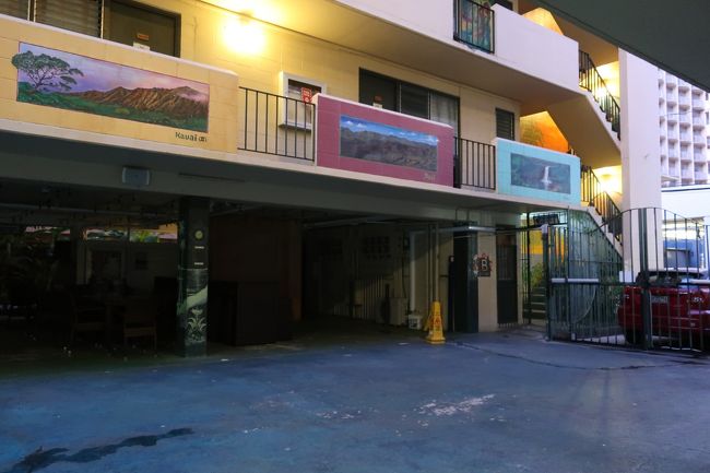 翌朝4:00<br />想像通り変な時間に目覚める。<br />車をパーキングから出して、しばしホステルの前に路駐させて貰う。<br />