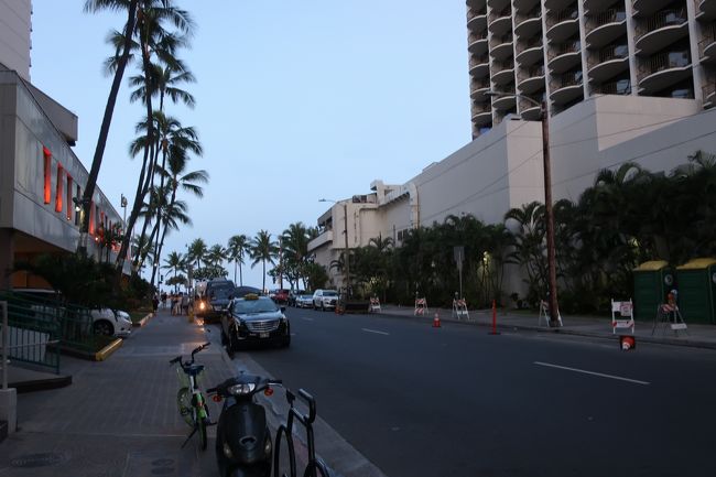 そういや、ワイキキに滞在してるのにワイキキビーチに行ってない。<br />ちょっと行ってみるか。