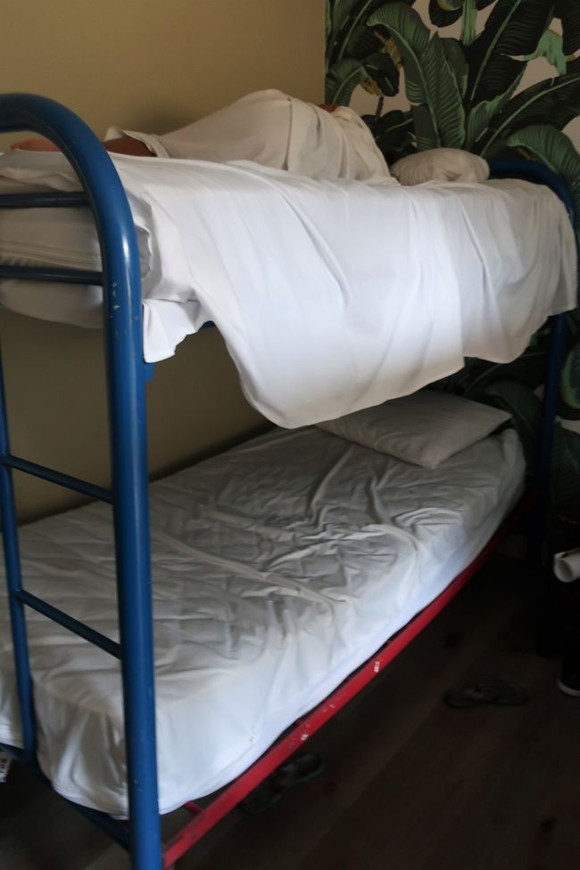 まだ寝てる人を起こさないようにチェックアウト。