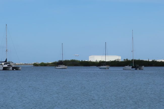 結構遠いし、小島が邪魔してる。<br />あんまり綺麗に見えるスポットじゃないけど、この辺で妥協するか。