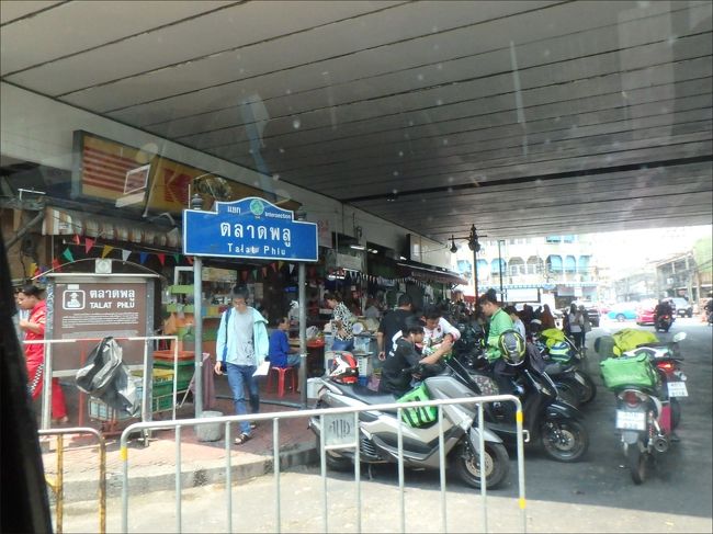 12:30 PM<br /><br />結局なんだかんだで、ワットパクナム最寄りのBTSシーロム線 タラートプルー駅に着いたのは、水上マーケットを出てから約１時間と45分後でした。。<br /><br />このタラートプルー駅の周りにもマーケットがあるんですね！車の中から見ていただけだったけど、ローカルなマーケットでめっちゃ面白そうだった～。時間があったらゆっくり歩いてみたかったな。。残念。