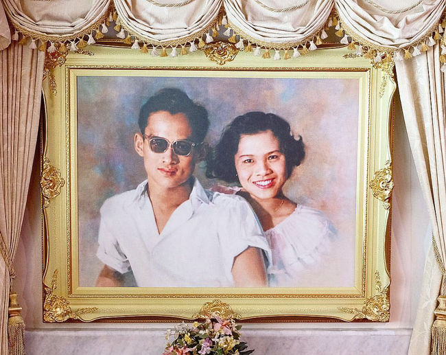 今は亡きプミポン前国王と、シリキット王妃の<br /><br />お若い頃のお二人の素敵な肖像画に、思わず吸い寄せられるように見入ってしまいました。<br /><br />プミポン、若い頃、イケメンですねぇ～ (＊^▽^＊)<br /><br />とってもお似合いで、お幸せそうなお二人・・ (*^^*)<br /><br />見ているとこちらまで、幸せを分けていただいているような、とても温かな気持ちになれる最高の一枚でした。<br /><br />インスタ天井画ももちろんのことながら、ここには大切な見るべきもの、貴重なものが沢山あるので、時間が許せばゆっくり来られることをおすすめしたいです。