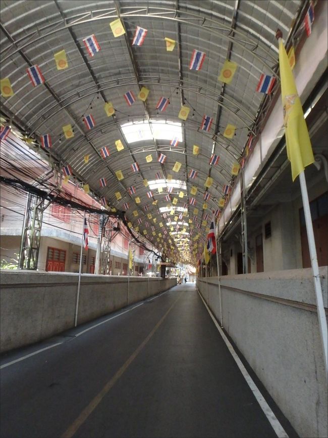 そして、この屋根のある通路の手前で車を降り、<br /><br />この中をずっと奥まで歩いていくと・・