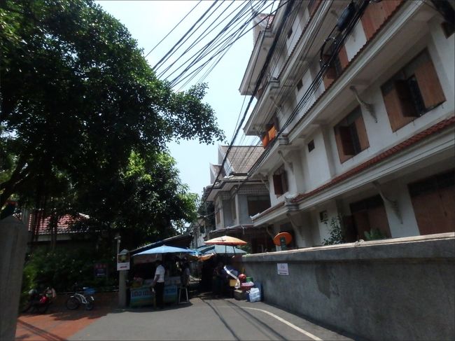 ようやく、ワットパクナムの入口がありました。<br /><br />この道の、露天の屋根などが見えている手前の左側のところですが、何しろまた暑くて朦朧としており、まともな写真を撮っていなくてすいません。。<br /><br />入ってしばらく構内を進んでいくと、