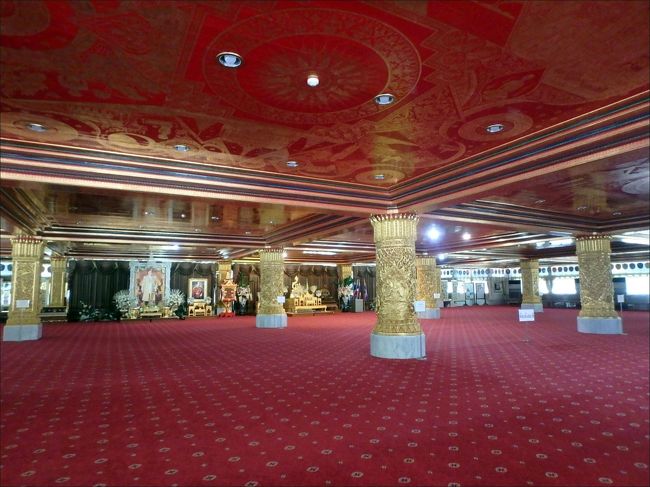 こちらの大仏塔は５階建てになっていて、<br /><br />お目当てのインスタ映え天井があるのは、一番上の５階になります。中階段で上っていくのですが、<br /><br />まず入るとこちらの2階の大きなフロアが目の前に開けます。「タンクナーロム室」というのだそうで、儀式とか瞑想をする場所とのこと。奥の祭壇のほうに国王の肖像画などが飾られていました。