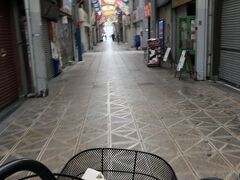 チャリも無料の安宿も数軒あるけどここも
やったね
ではでは、今日は西成、大正区ツアー
動物園前一番街から
ここからは初めてくるとちょっとビビるかもの（笑）
観光客の方は限りなくゼロの世界