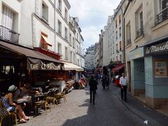 ムフタール通り。パリの伝統的な町並みにいろいろな店が並ぶ楽しい地域