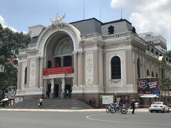 初心者のホー・チ・ミンの鉄板観光スタート！
まずは市民劇場。
カフェから直ぐね！