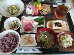 夕食は、ゴーヤーと卵の炒め物・豚肉の生姜焼き・ちくわの和え物・タコとマグロの刺身・冷奴・そうめんチャンプルー・煮ごぼう・ごはん(白米と黒米)・かき卵汁。
ごはんのおかわりができ、食後にマンゴーゼリーが出ました。