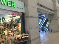 韓国到着。
まずは 仁川空港 から ホテルへ荷物を
送ります。

こちらを通り過ぎた所にある
エレベーターで
地下へ。