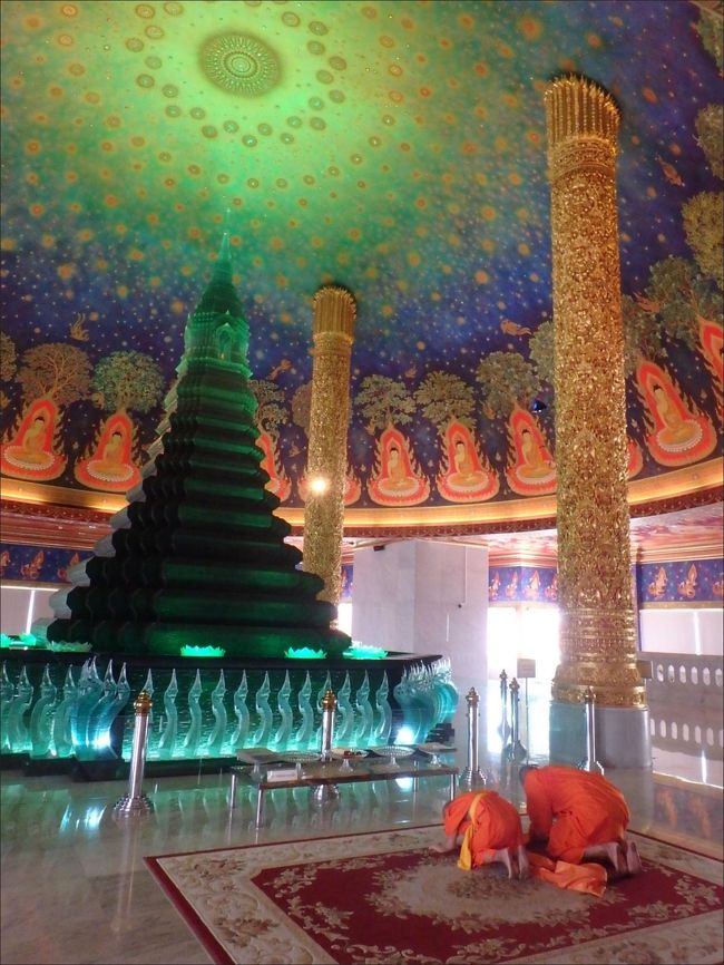 台座の周りはぐるりと蛇神ナーガが取り囲んでいますね。