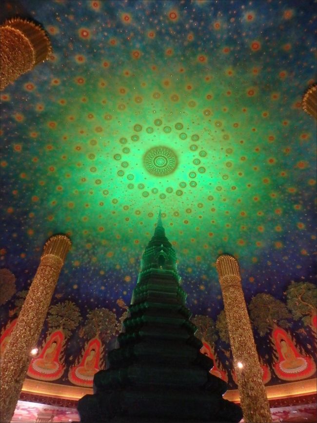 中央にそびえるガラスのエメラルド仏塔と<br /><br />その尖塔から果てしなく広がる壮大な仏教の宇宙・・でしょうか。<br /><br />真下にいるとほんとに吸い込まれるようです。