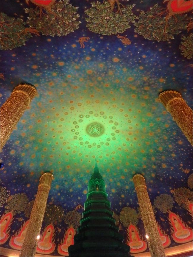 ここに座って静かに<br /><br />この空を見上げているだけで、不思議と気持ちが落ち着いてくるような。<br /><br />瞑想するのにぴったりな素晴らしい場所ですね。いや～、ここも来られてよかったです。