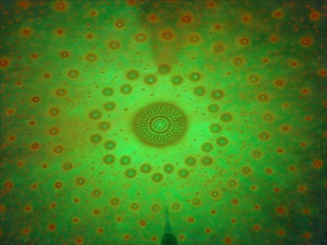 私のカメラ画質がショボくて誠に申し訳ありませんが、<br /><br />天井画の模様には、キラキラ光る石が散りばめられていて、ほんとに星空を見上げているような感覚にもなります。