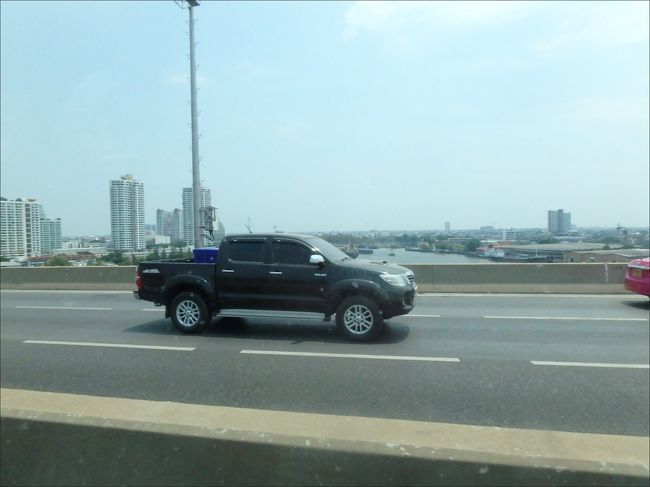 午後のメインのアユタヤへ向かって、北上します。