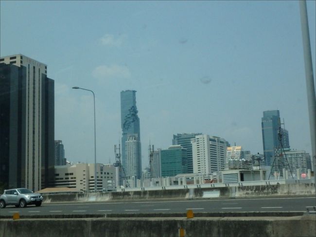 ・・しかし、<br /><br />窓の外にマハナコンが見えていたこのあたりまでは、まだ空の色は青かったのですが・・