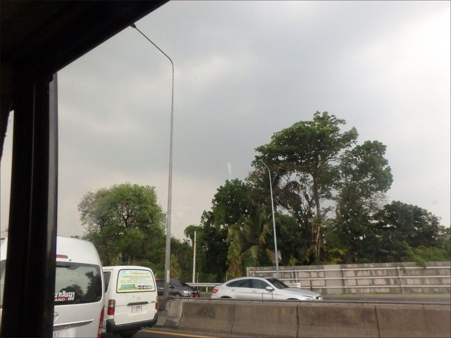 13:57<br /><br />その30分後ぐらいから空模様は急変し、<br /><br />ゴロゴロと雷が・・(@_@