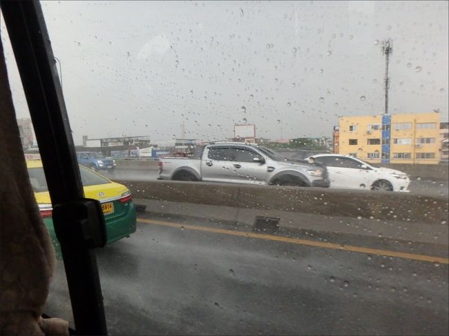 派手に水しぶきをあげながら、ハイウェイをひた走ります。<br /><br />アユタヤは大丈夫なんでしょうか・・。<br /><br />⇒ Vol.5に続く