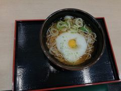 もう一度、駅のおそばに行ってみたら、幻の津軽そばが入荷していました

かけそばが食べれない私ですが、一か八か、幻の津軽そばを食べてみようと思いました。食べれたらきっとおいしいですから。それで、とろろのトッピングの山かけを載せて。。。。


食べれました。


東京に来てからも、数ヶ月はお蕎麦を食べれたので、完全な5年ぶりではないかもしれませんが、いや5年ぶりですね。5年ぶりに食べるかけそばは、弘前駅の駅そばになりました。