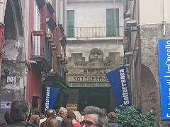 こちらが近年大人気のナポリの地下ツアーの入り口です。
テレビ番組の「２度目のナポリ」でも紹介されていました。