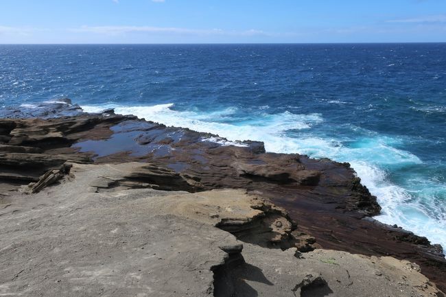 真っ青な海と白波。<br />荒々しい岸壁。<br />風が強くて気を抜くと吹き飛ばされそうになる。<br />ちなみにアメリカドラマ「LOST」にも出てくるスポット。<br />LOSTのロケはオアフ島で行われたので、ドラマに出てロケーションがあちこちにある。<br /><br /><br />ここはさらっと眺めて次のスポットへ。