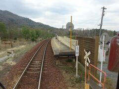 ようやく最初の駅の、紫香楽宮跡（しがらきぐうし）駅。
貴生川から信楽までの所要時間は24分だが、ここまでですでに15分かかっている。