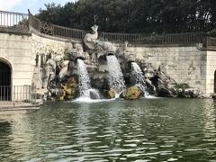 王宮庭園の真ん中ぐらいにあるイルカの滝。
可愛い顔していました。