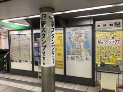 やっとという感がある池袋駅はスタンプを求めて迷う人が多いのか、案内表示が。