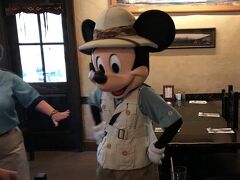 お昼はタスカーハウスで、サファリルックのキャラクターミーティングを楽しみながらビュッフェスタイル。
さすがMickey。スターの貫禄ですね。