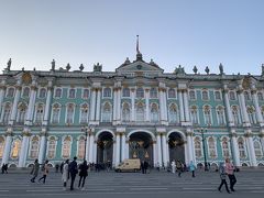 日中に入ったことないので比較できないですが、人はかなり少ないです！私しかいない…となる部屋、結構ありました。夜、おすすめです。水曜日と金曜日が21時までだったかと思います。最後の方は、時間も迫ってきてたので、こっちはもうダメよ～と言われて行けないところもありましたが。