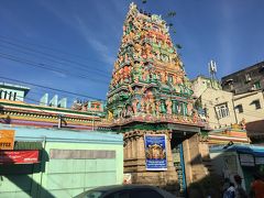 Myaungmya Daw Cho Mohingaからそのまま51番通りを南下すると右手に派手な建物発見。
Sri Varatha Raja Perumal Hindu Templeです。
独立記念日だからか、寺院前の道路を封鎖してフットサル大会が行われてました。