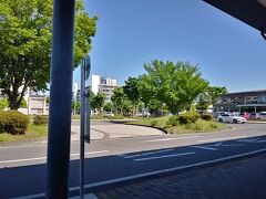 14：55
今井駅に到着。
ここからホテルまで、歩くのはさすがに無理そうだったのでタクシーを呼ぼうとしたのですが、駅に書いてあるタクシー会社は電話繋がらず。
別の営業所は今日は長野駅の方にすべて出払っていると言われ、あれ、これタクシー難民なるか？！とちょっとあわてたんですけど、別のタクシー会社さんがきてくれることになりました。よかったー！