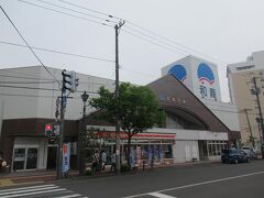 駅前の釧路和商市場へ。