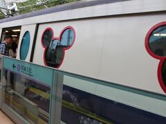 10時の開園に合わせて、9時半頃到着しました。

尖沙咀から30分ちょっとで到着です。

尖沙咀駅から荃湾線を使って乗り継ぐと駅の数が多く時間が掛かってしまうので、より効率的な西鉄線を使って行きました。

尖沙咀駅から地下道で繋がっている尖東駅へ
①西鉄線尖東駅⇒2駅目の南昌(ナンチョン)駅
②東涌線南昌(ナンチョン)駅⇒3駅目の欣澳(サニーベイ)駅
③迪士尼線欣澳(サニーベイ)駅⇒迪士尼(ディズニーランド)駅

上記のルートで行きました。
6駅で到着するので凄く近く感じました。

尖沙咀駅から荃湾線を使って来ると、同じく2回の乗り換えで、計12駅なのでもう少し時間が掛かるのではないかと思います。