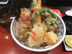 ●万天＠新町通り

季節の野菜天丼にしました。890円なり～。
大根、しょうが、トマト、ナス、のり…と頂きます。
塩だれで頂きました。
すだちで味を変えることもおすすめされました。
どれも、とってもとっても美味しい！
そしてお上品。
これは芸術。
お薦めです、是非とも！