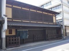 ●無名舎吉田屋住宅＠新町通り

昔、呉服屋さんだったという立派な京町屋。
今も京都の街に溶け込んでいます。
