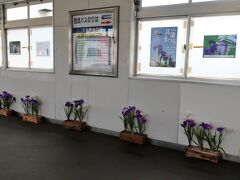 西武鉄道　東村山駅　14:04
駅のコンコースには、菖蒲まつり（6/1～6/16）イベント宣伝用として、造花の菖蒲が飾られています。

この日は30度を超える真夏日でした。
水分補給や休憩を入れながら約3時間半を歩きました。
初めて訪れる場所なので興味深く散歩できました。
