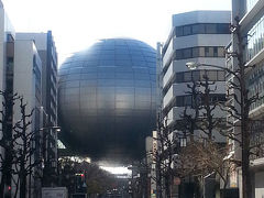 そして膨れたお腹を少しでも減らそうと徒歩で移動。
今回の旅の目的である特撮展に向かうが、先ほどのカツ丼で喉が渇いて「猿カフェ　栄店」でお茶タイム。お洒落でゆったりと寛げるスペースのカフェです。
ほどなく、名古屋市科学館に着きました。

うぉ、すごい圧迫感。（笑）　
なんと、世界一の内径を誇るプラネタリウムだそうですよ。