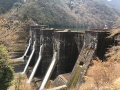 おまけ：豊稔池堰堤、日本最古のダムです。黒い姿に白の水が映えます。