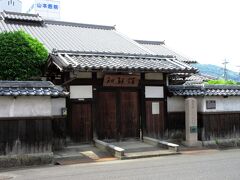 知新館は昭和13年に、35代内閣総理大臣・平沼騏一郎の古希の祝として、法曹界・郷土の人々が生家を復元したもの。