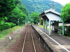 所々に集落があるが、列車の利用者はやはり学生が中心のようです。富原など秘境駅と呼べる駅もあり、新見まで他に5人しか乗っていませんでした。新見に着くと伯備線に乗り換えて、備中高梁までは30分です。