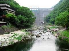 旭川の川原には、露天風呂「砂湯」があり、湯原温泉の名物になっています。公衆の混浴露天風呂で、タオルや水着を身に着けて入浴するのがマナーです。