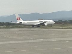 小松空港に着陸
東京行きJL184便（Boing767-300）が離陸中