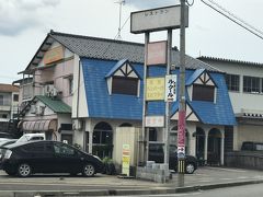 下車後、お目当ての「レストランふくしん」へ
外観や店内は昔ながらのファミレス（食堂）の雰囲気。11時30分頃に伺ったが、店内は既に混雑。12時を過ぎた頃には行列が...