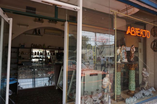 ここで道を聴いても<br />「危ないから、手荷物はカバンに入れてしっかり持って」といわれました。<br /><br />ぼくは相変わらず、首からカメラぶら下げのスタイルですから。