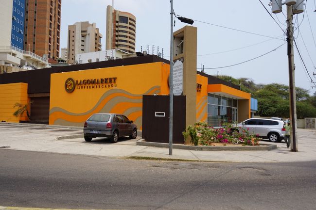 ホテル近くに戻ってきました。<br /><br />スーパー。