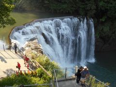 天燈上げの前に十份瀑布を見に行きました

なかなか迫力がある滝です