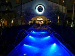 ホテルの正面には青い光でライトアップされ噴水が出ていました