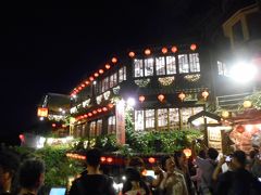 こちら有名な阿妹茶房です

湯屋のモデルになったという説がありますが、宮崎駿監督は否定していますし、なんか違う気がします

京都の川床料亭 鮒鶴がモデルでないかと個人的には思っています
