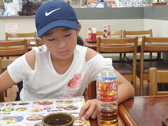 昼前からなにも食べていないので子供達からクレーム
那覇市内で食事するから待ってといっても無理でした。
ひめゆりの塔近くのひめゆり会館で沖縄そばを堪能。
長女は海鮮丼
